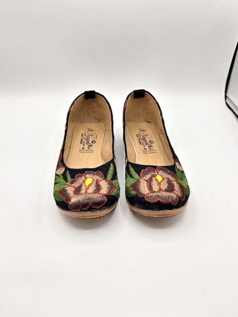 Sandalias Nayeli Kids Size 4 Floral Embroidered Flats in Black & Green Festival